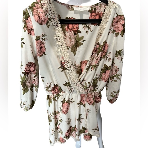 Love Tree Floral Lace Wrap romper - Picture 4 of 6
